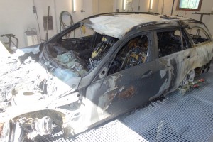 Vermutlich Brandstiftung führte zum Brand zweier Mercedes Taxen auf dem Betriebsgelände von Taxi-Holl in Baden-Baden.