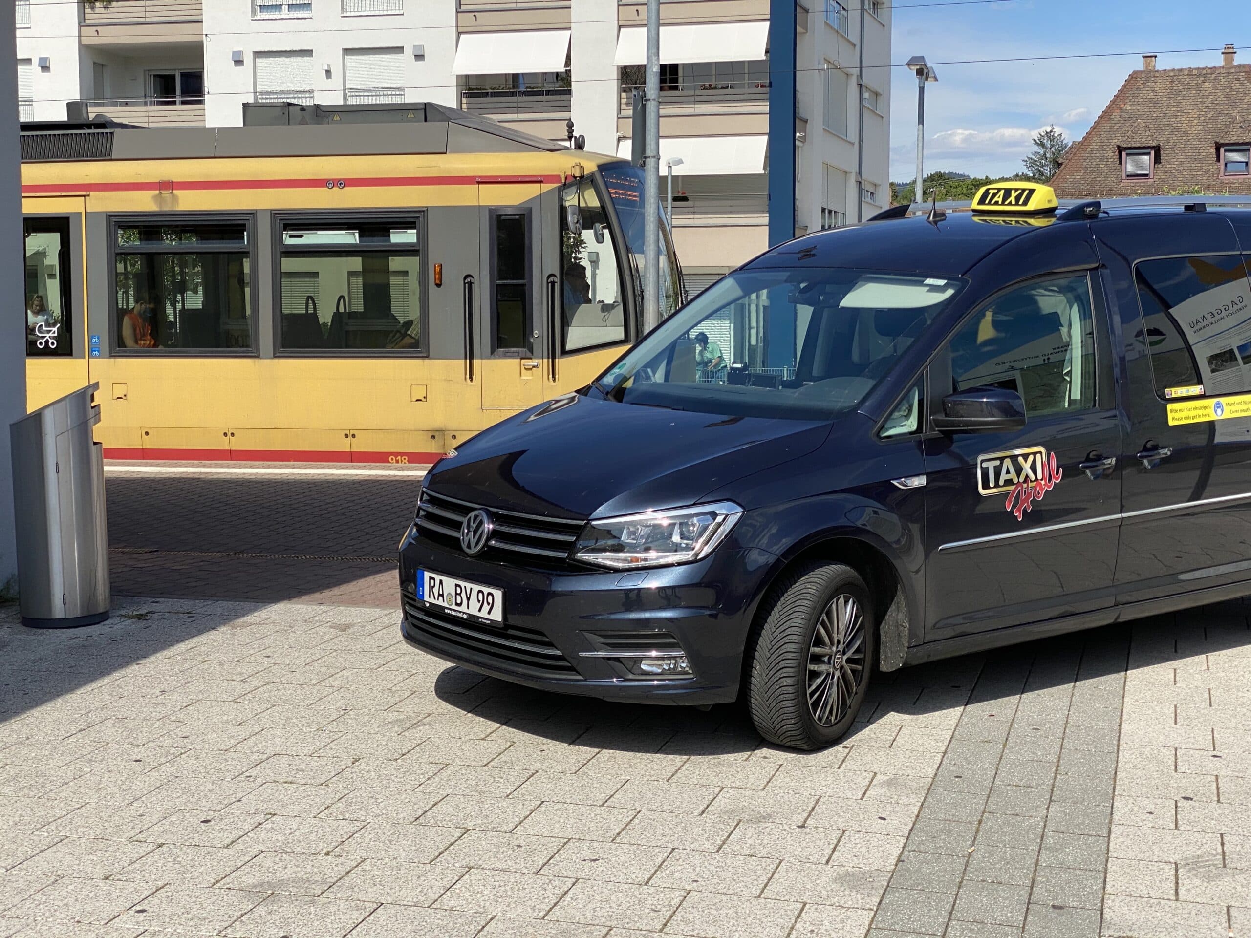 Taxi-Holl-Fahrzeug am Bahnhof Gaggenau